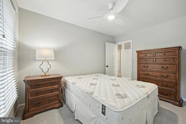 Building Photo - 10198 Cedar Pond Dr