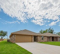 Building Photo - Beautiful 3-Bedroom Home with Modern Finishes in Perry!