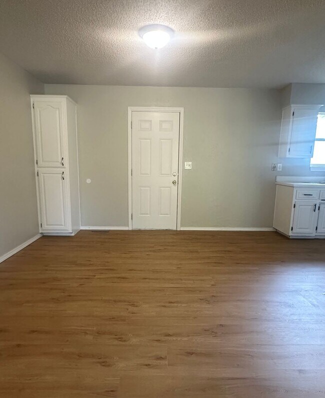 Building Photo - Welcome Home to Nixa Living!