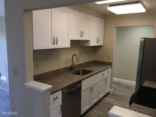 Building Photo - 930 Mission Rd