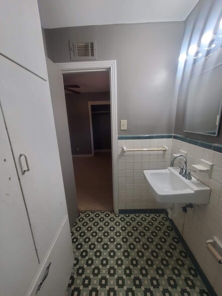Building Photo - 2828 N 5th Ave