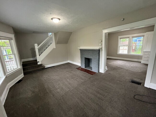 Building Photo - Three bedroom one bathroom single family home for rent MOVE IN SPECIAL - HALF OFF FIRST MONTHS RENT