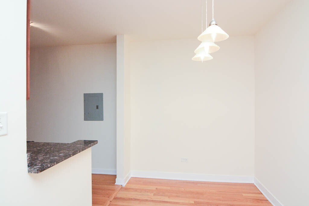 Building Photo - 628 W Wrightwood Ave