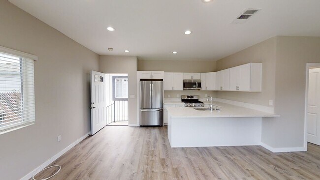 Building Photo - 4BD/2BA on Art! Lots of Parking!