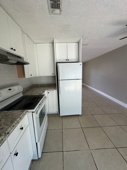 Building Photo - 4562 Gulfstream Rd