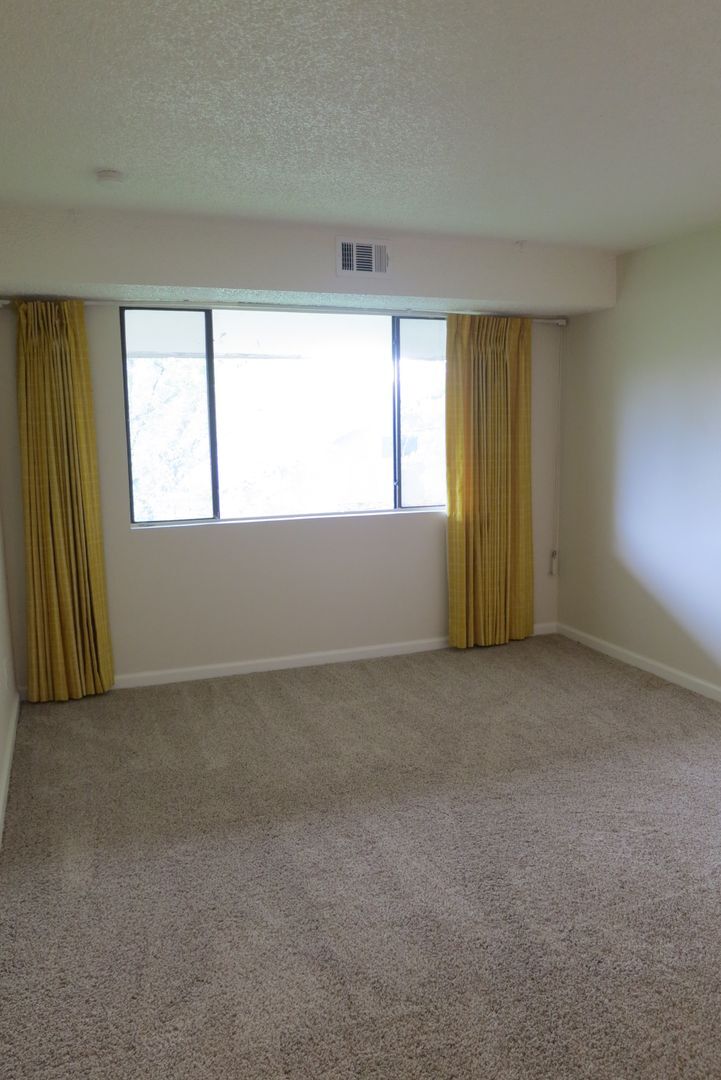 Building Photo - 600 Manhattan Dr