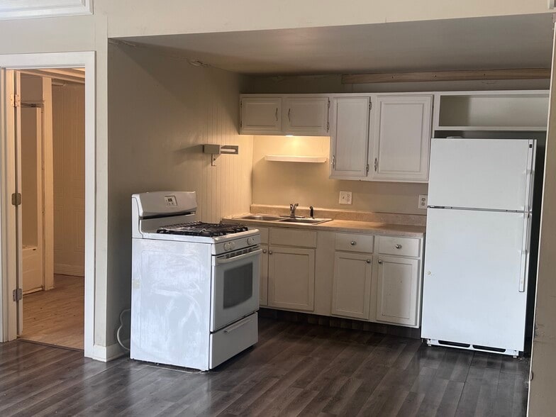 Kitchen - 1001 Dubuque St