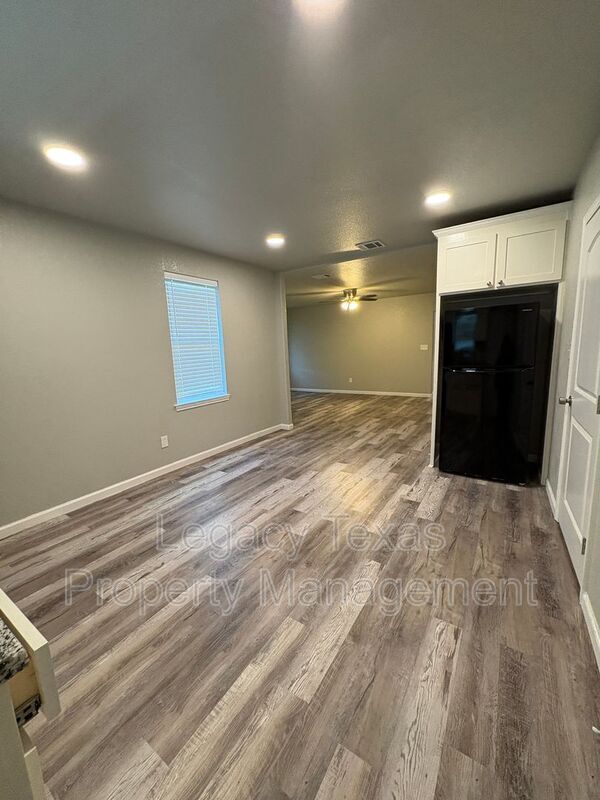 Building Photo - 101-1 Lane Ave