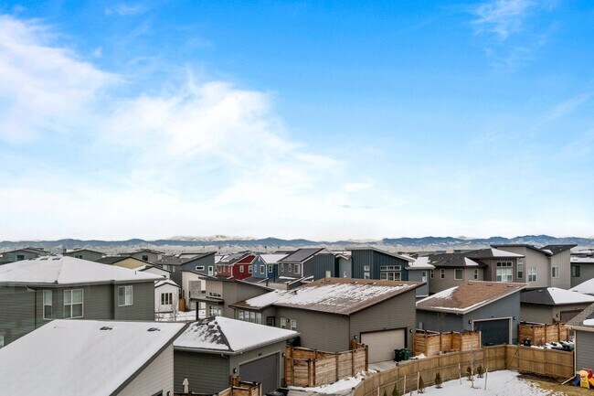 Building Photo - Spacious Family Home in Quiet Neighborhood