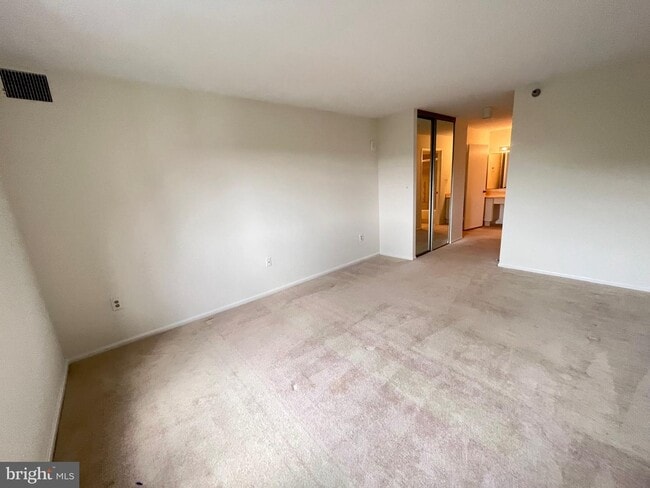 Building Photo - 15100 Interlachen Dr