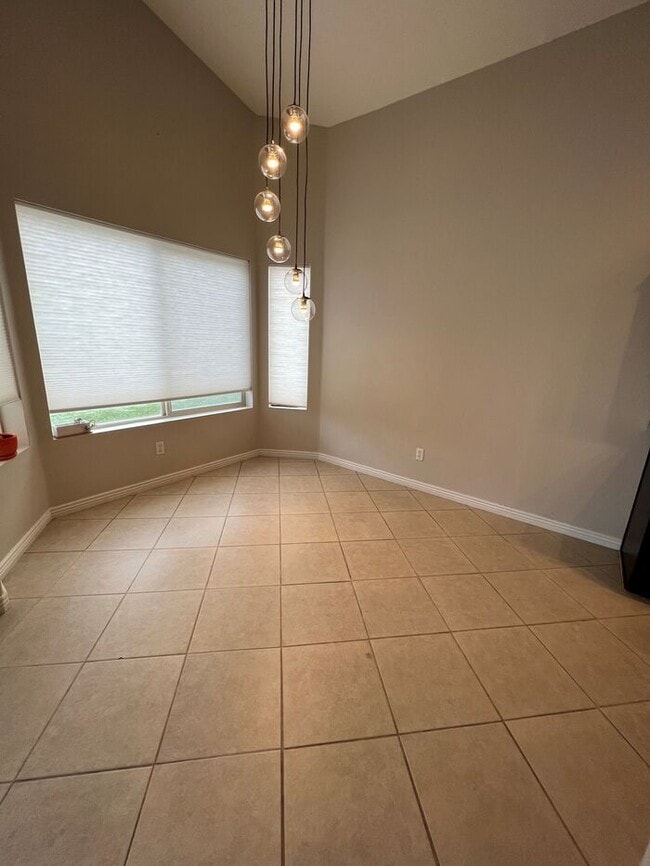 Building Photo - HOUSE FOR RENT