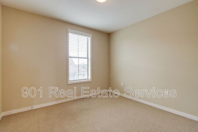 Building Photo - 380 Island Dr