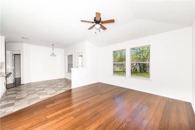 Building Photo - 708 Pinnacle Dr