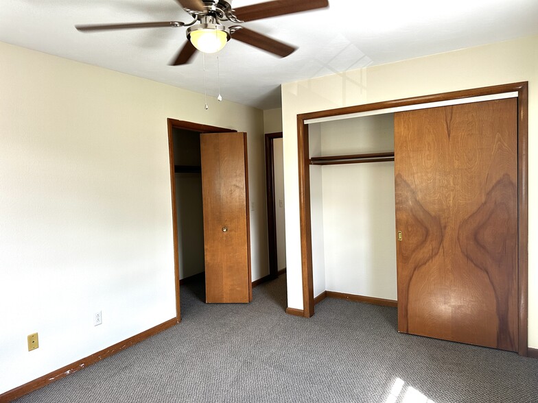 Primary bedroom - 3933 Clareridge Dr