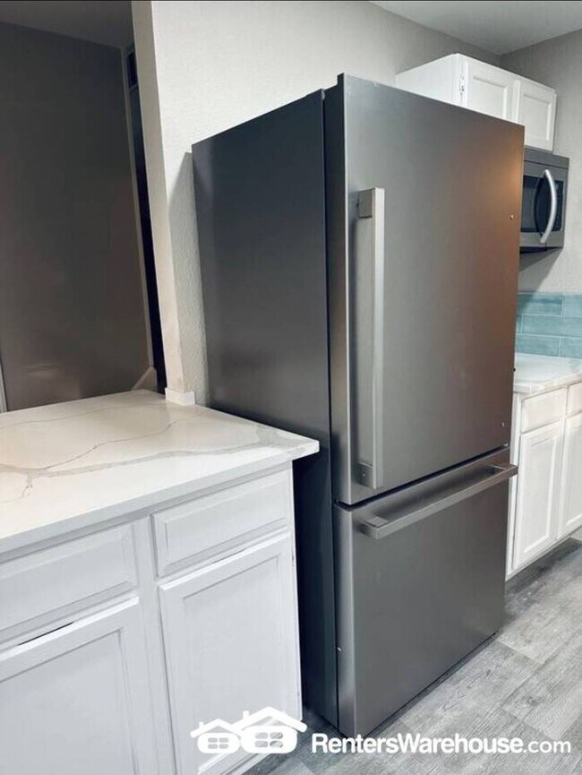 Building Photo - FOR RENT - MOVE IN READY - 3BED 2.5BATH - ...