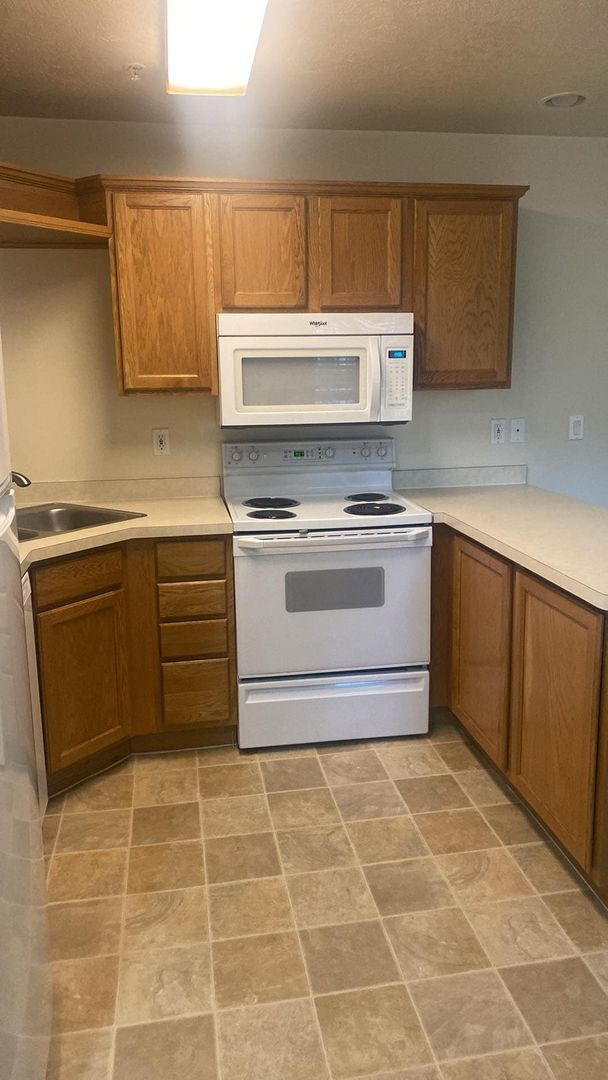 Building Photo - REDUCED RENT  (limited time ONLY). One Bedroom near Utah Valley Hospital, Provo Recreation Center...