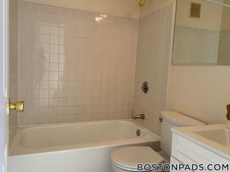 Building Photo - 437 Cambridge St