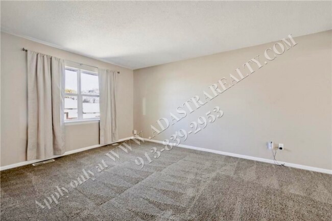 Building Photo - Adorable 3 Bed 2 Bath Duplex in Olathe-Available NOW!!