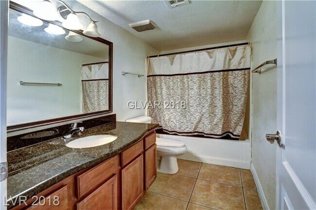 Building Photo - Great Location- 3 bedroom Condo