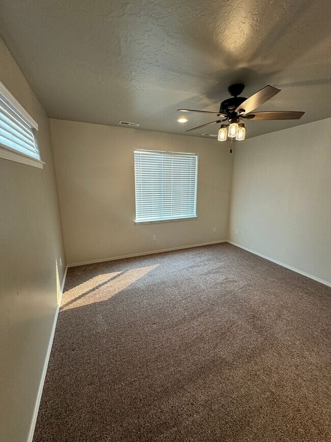 Building Photo - Charming 3-bedroom, 2-bathroom home locate...