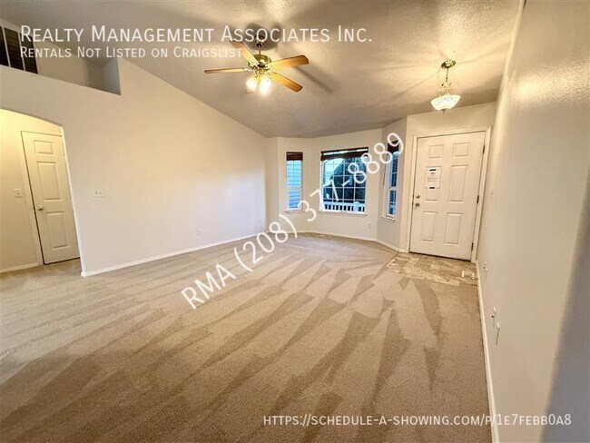 Building Photo - 822 S Chestnut St