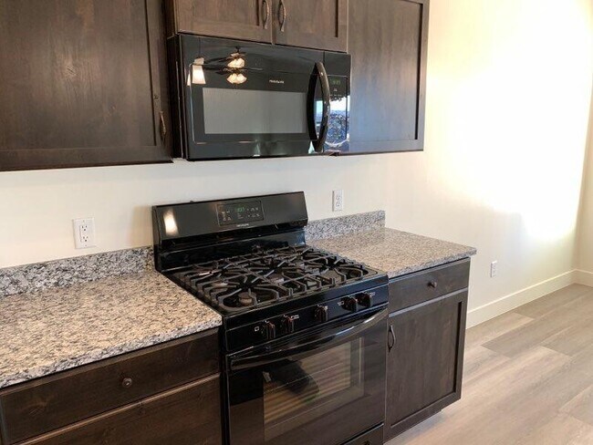 Building Photo - 4 Bedroom Home With RV Parking