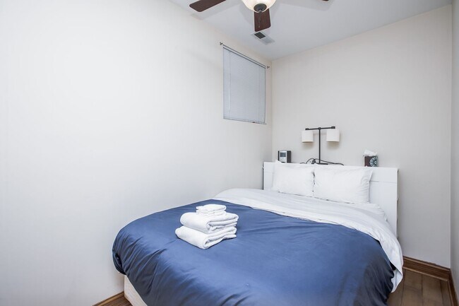 Building Photo - Bucktown: Fully furnished gorgeous 3 Bed, ...