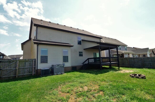 Building Photo - 4 bed 3 ba home...country view backyard