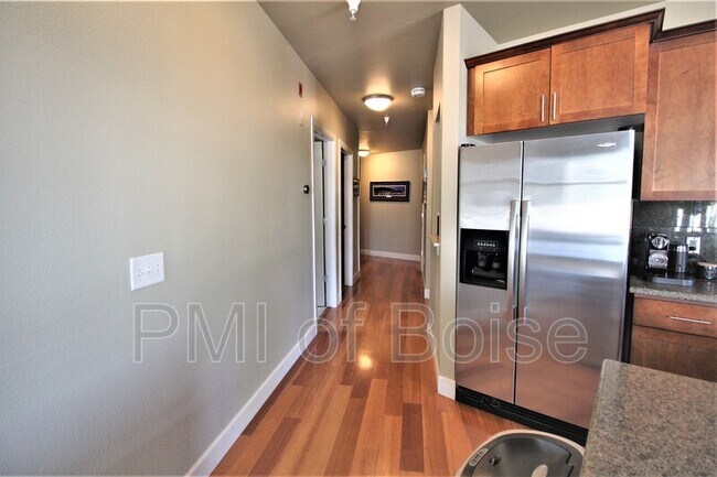 Building Photo - 406 S 13th St