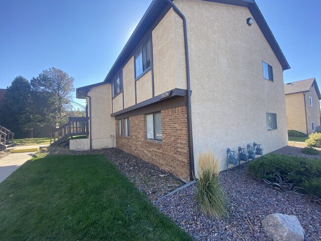Building Photo - "Charming 2-Bedroom Retreat in Colorado Sp...