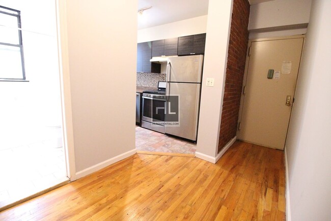 Building Photo - 36 AVENUE