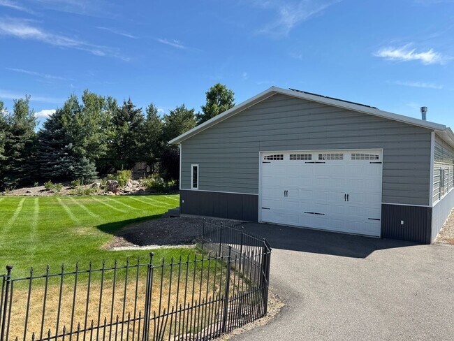 Building Photo - Spacious and Private 5-Bedroom Home for Re...