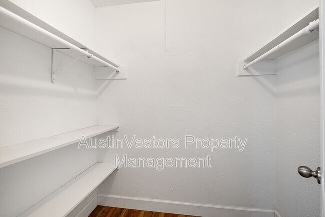 Building Photo - 2217 Mission Hill Dr