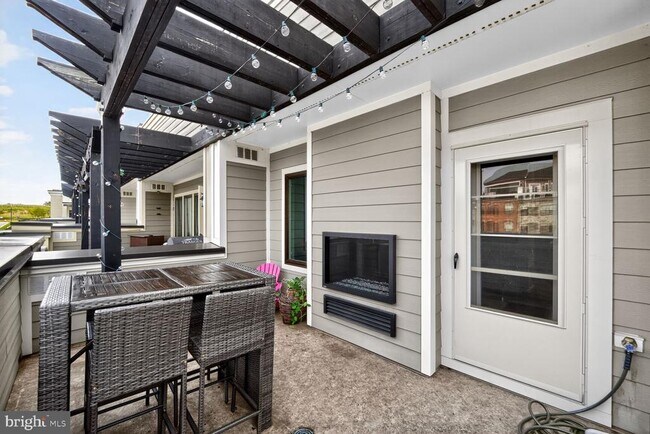 Building Photo - 506 Riversail Ln