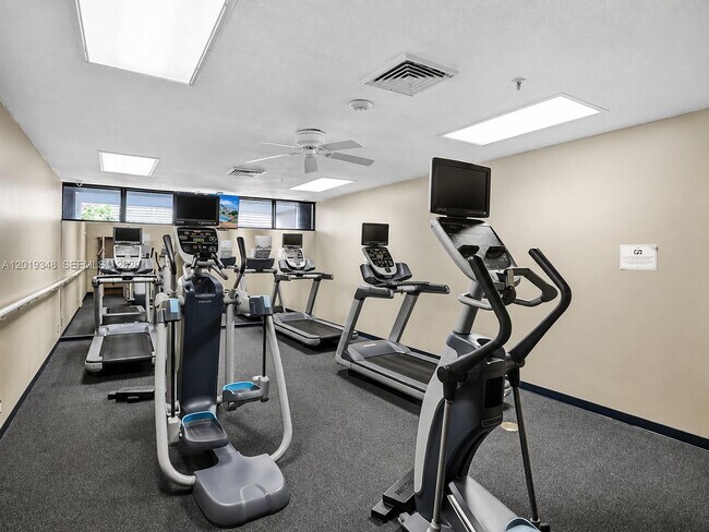 Building Photo - 520 Brickell Key Dr
