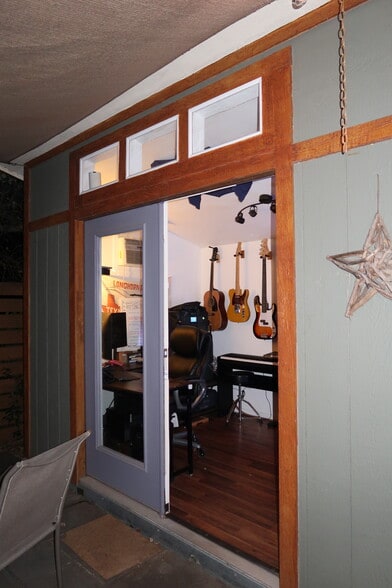 Building Photo - 11002 Lakeside Dr