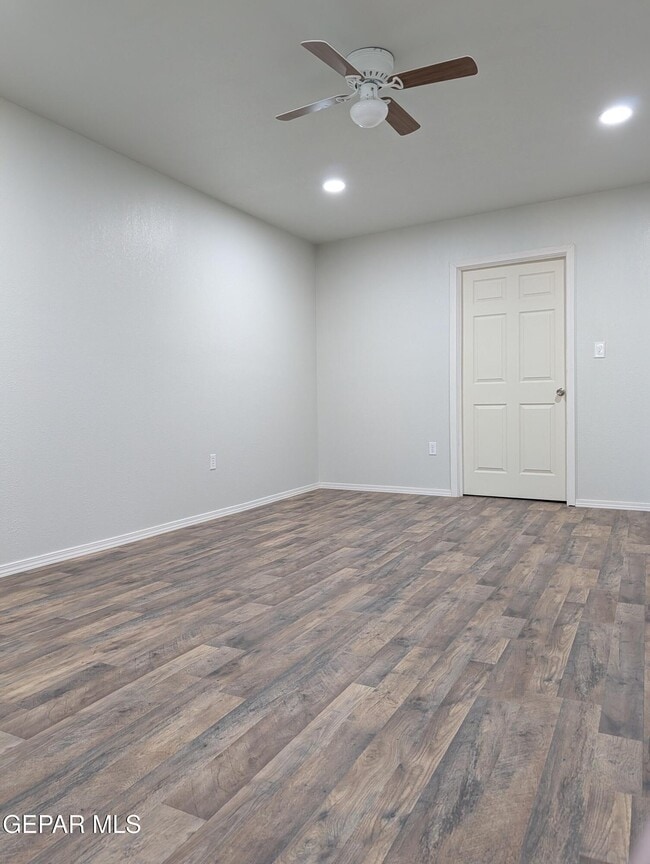 Building Photo - 8484 Alameda Ave