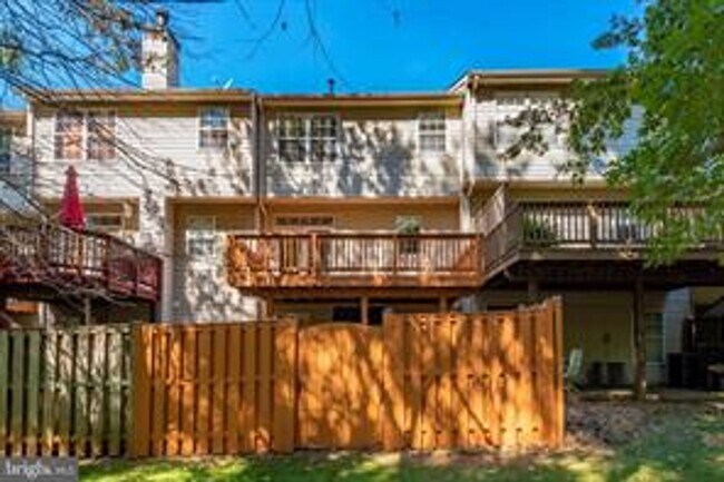 Building Photo - WELL MAINTAINED TOWNHOUSE WITH ONE CAR GARAGE, DECK,