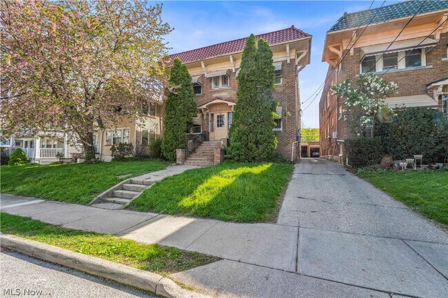 Building Photo - 1353 Phelps Ave