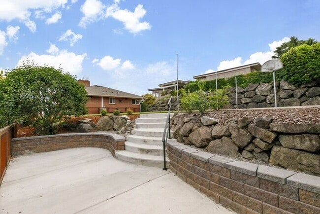 Building Photo - Gorgeous West Seattle Mid-Century Modern w...