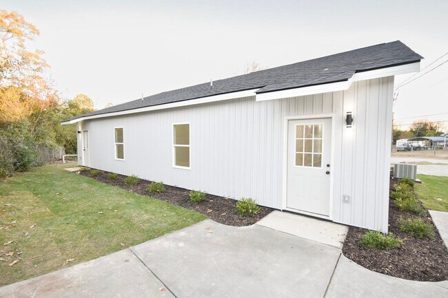 Building Photo - ~2122 Circular Drive