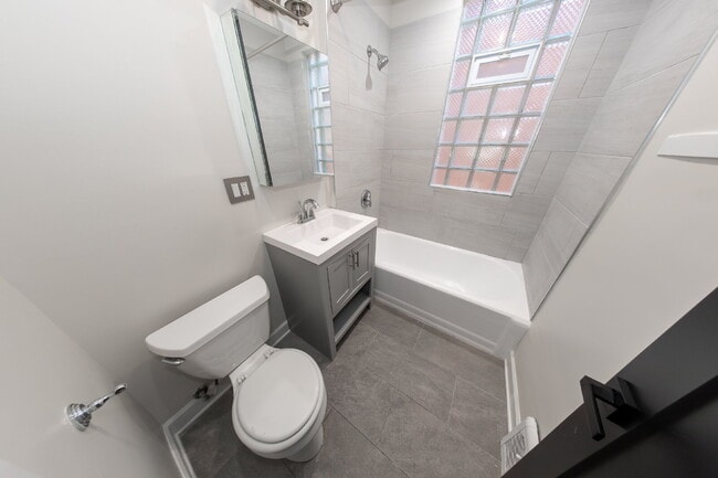 Building Photo - Beautiful 4 Bed 2 Bath home in the heart of Irving Park!