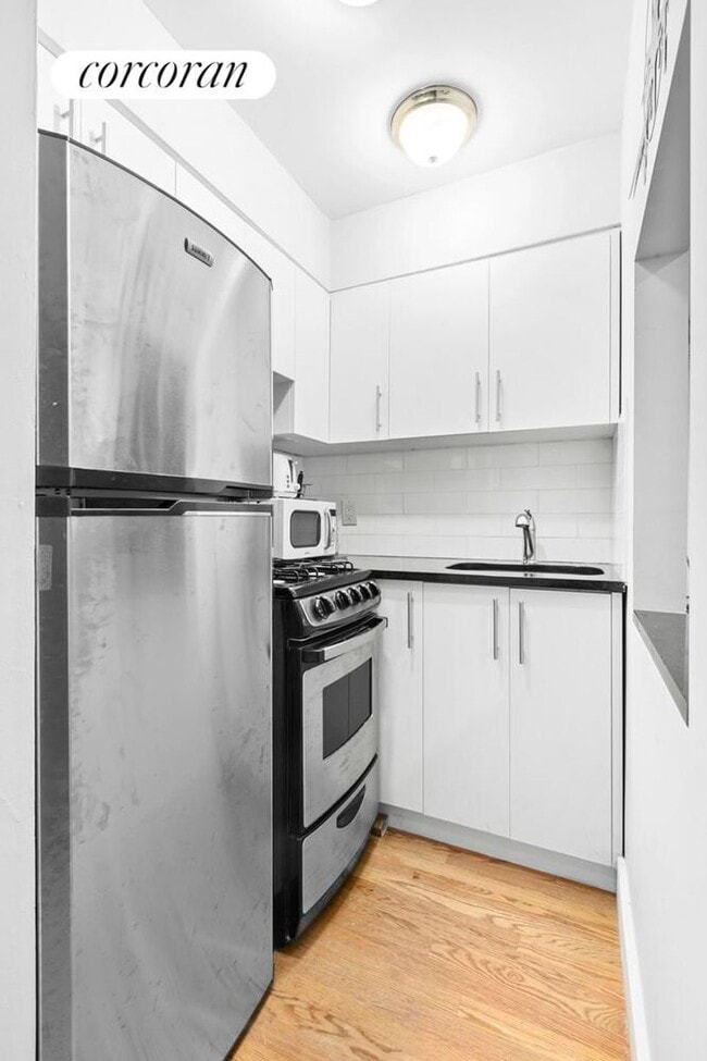Building Photo - 305 W 84th St