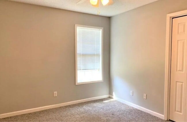 Building Photo - SCAD-Friendly 3BR Home – Walk to Bus Stop | Roommates Welcome!