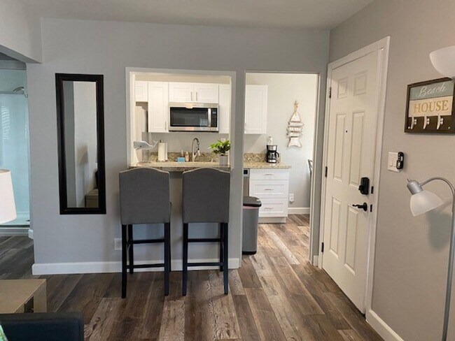 Primary Photo - Updated Furnished Unit Half A Block From B...