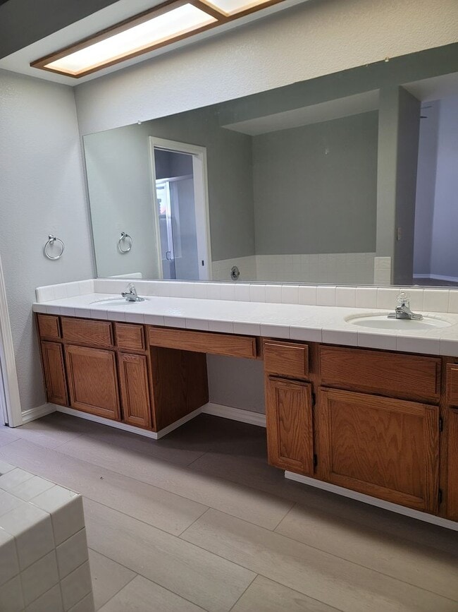 Building Photo - Oakdale Beauty