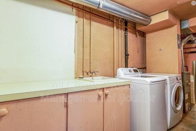 Building Photo - 2360 Balsam Dr