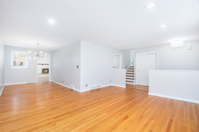 Building Photo - 370 Prairie Ave