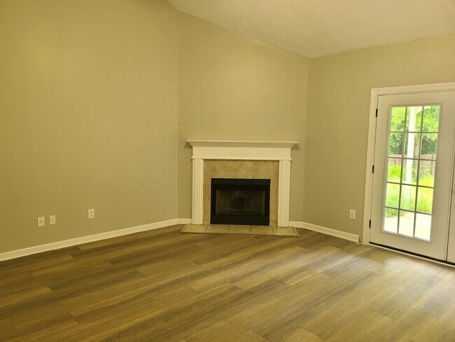 Building Photo - Rent ready 4 bedroom/ 2 bathroom