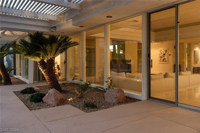 Building Photo - 208 Desert View St